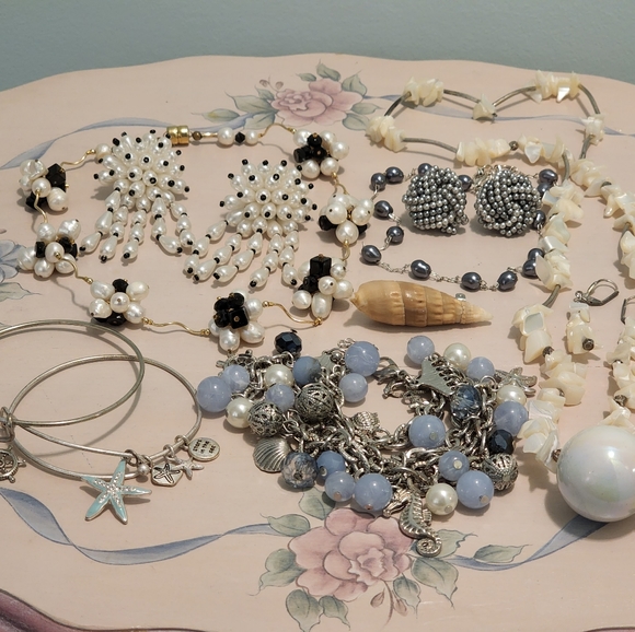 ๐๐โโ๏ธVintage Jewelry Lot Sea, Summer Real Pearls, Mother Of Pearl Earrings - Picture 9 of 10